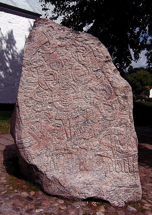 キリスト像を刻むイェリング石碑(デンマーク)