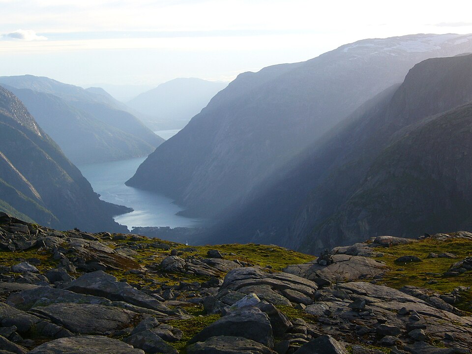 ノルウェー・ハルダンゲル高原のフィヨルドの風景写真